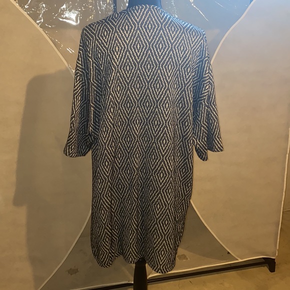 Black + white patterned short sleeve duster - Picture 2 of 3